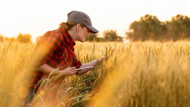 mujeres-gestionan-20-campos-argentina Mujer productora rural en un campo de Argentina