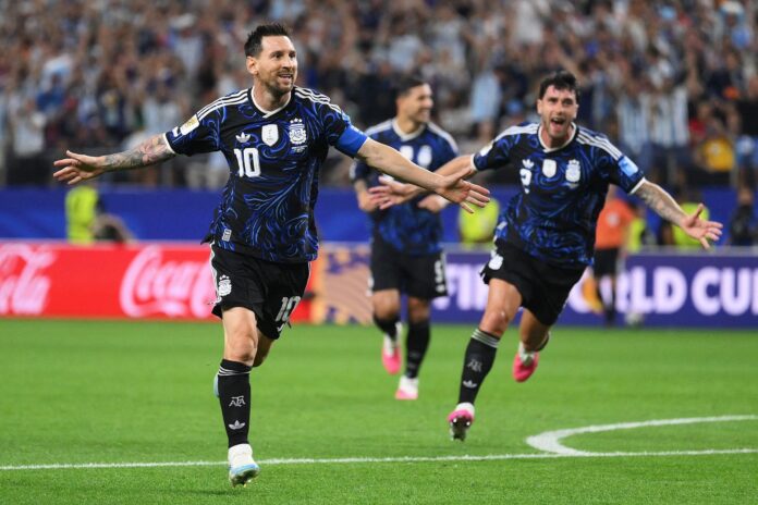 Jugadores de la selección argentina celebrando un gol en el Dallas Stadium