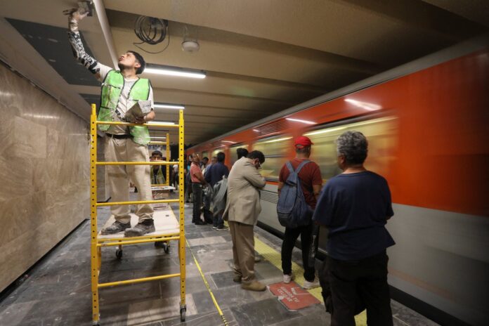 Trabajadores en un estadio durante un partido de fútbol con altas temperaturas