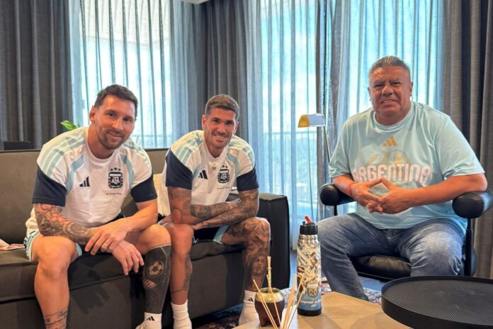 mundial-2026-chiqui-tapia-foto-messi-de-paul-debut-argentina-2 Claudio Tapia, Lionel Messi y Rodrigo De Paul sentados alrededor de una mesa con mates