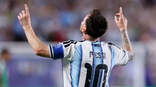 Persona usando un teléfono celular con una aplicación de prode del Mundial 2026