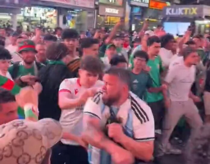 Hinchas argentinos y argelinos en Times Square, Nueva York, durante incidentes previos al partido del Mundial 2026