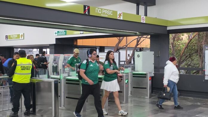 Estación del Metro de la Ciudad de México durante un evento masivo