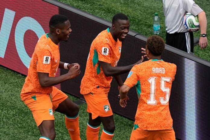 Nicolas Pépé celebrando un gol con la camiseta de Costa de Marfil