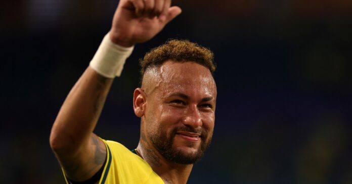 neymar-debuto-en-el-mundial-2026-20-minutos-en-el-triunfo-de-brasil-ante-escocia Neymar ingresando al campo de juego en el partido Brasil vs Escocia por el Mundial 2026