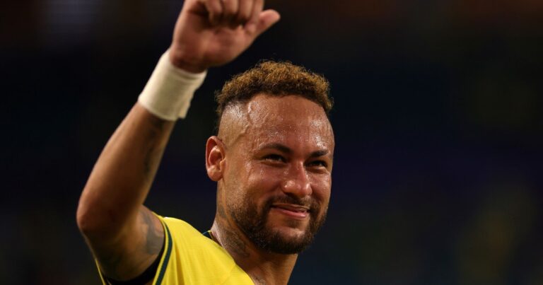 Neymar ingresando al campo de juego en el partido Brasil vs Escocia por el Mundial 2026