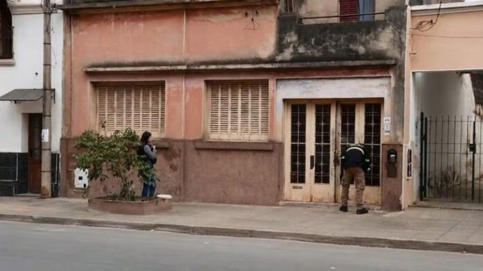 Cámara de seguridad capta a Claudio Barrelier y Soledad Andreani junto a un Ford Ka negro en el barrio Yofré