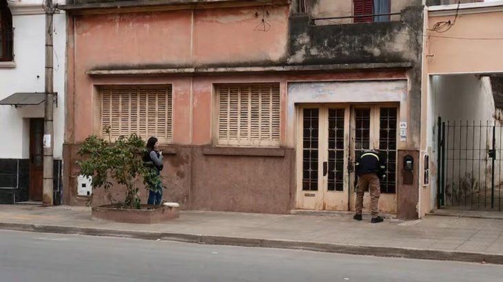 Cámara de seguridad capta a Claudio Barrelier y Soledad Andreani junto a un Ford Ka negro en el barrio Yofré