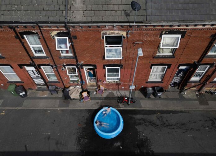 ola-de-calor-europa-familia-pileta-calle-leeds Familia con pileta en la calle en Leeds, Inglaterra, durante ola de calor
