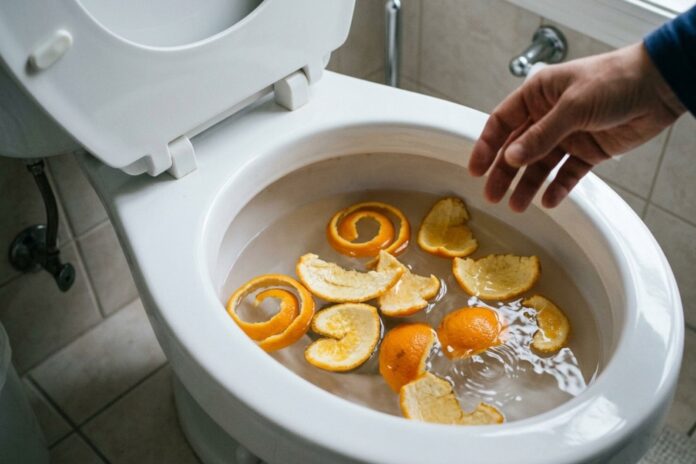 Cáscaras de naranja dentro de un inodoro