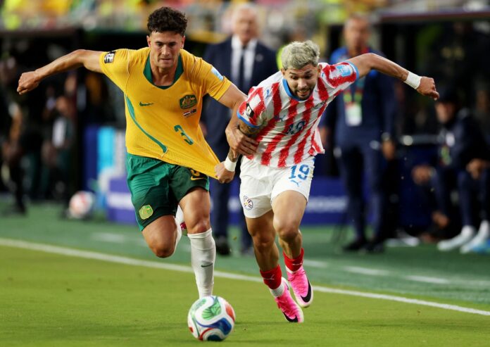 Jugadores de Paraguay y Australia durante el partido del Grupo D del Mundial 2026