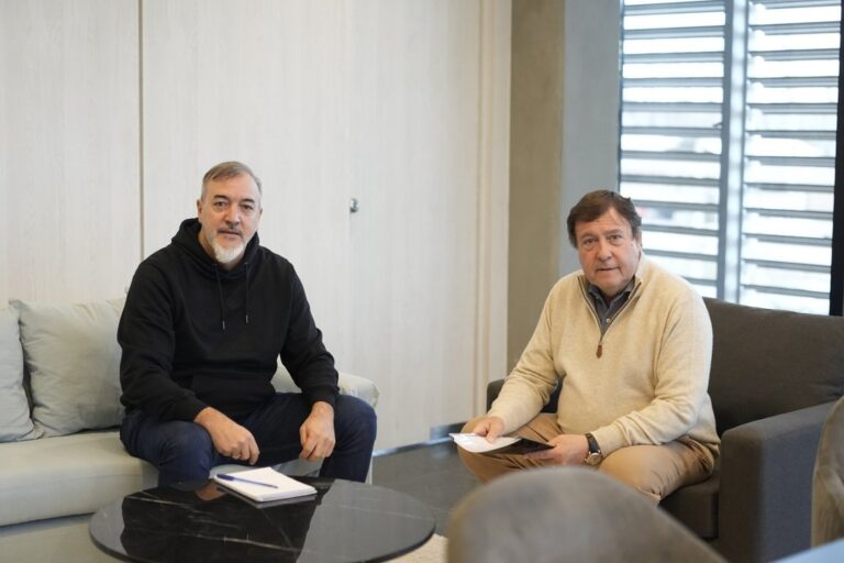 Fotografía del gobernador Alberto Weretilneck y el secretario general de ATE Rodolfo Aguiar durante el acuerdo