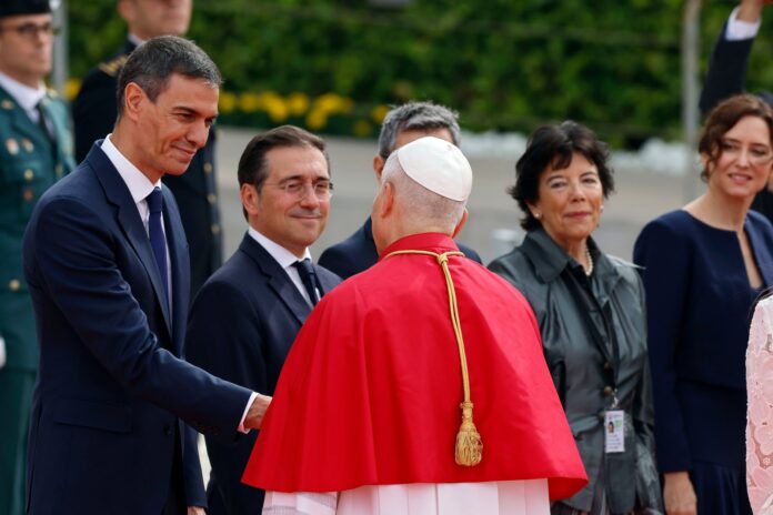 Pedro Sánchez y el Papa León XIV en la nunciatura apostólica de Madrid