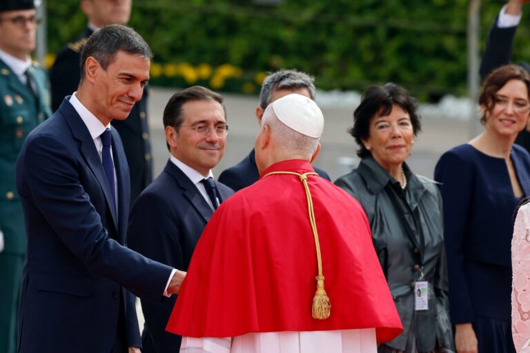Pedro Sánchez y el Papa León XIV en la nunciatura apostólica de Madrid