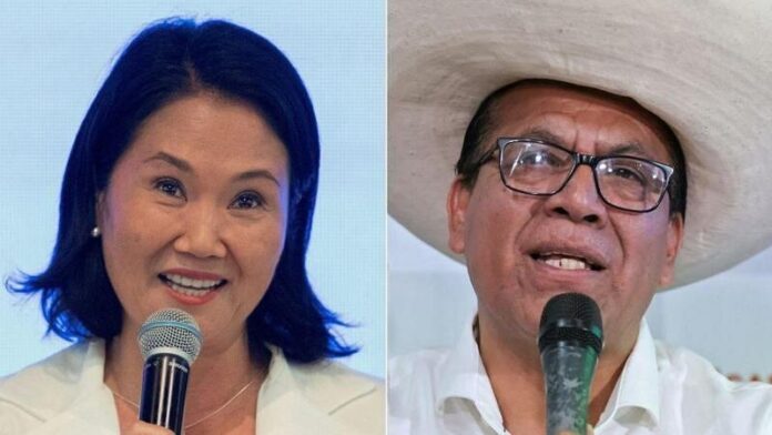 Urnas y carteles electorales en Perú durante el ballottage