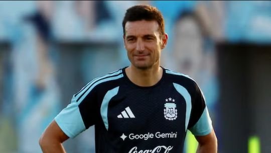 Lionel Scaloni dirigiendo a la Selección Argentina durante un entrenamiento