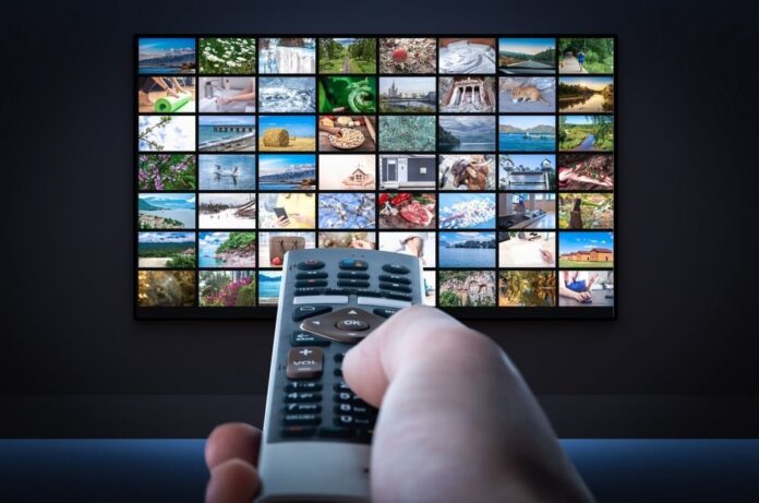 plataformas-on-demand-cambios-distribucion-segmentacion-modelos-suscripcion Pantalla de inicio de plataforma de streaming con múltiples opciones de contenido