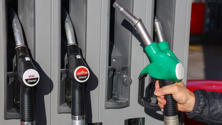Surtidor de gasolina con precios visibles en euros por litro