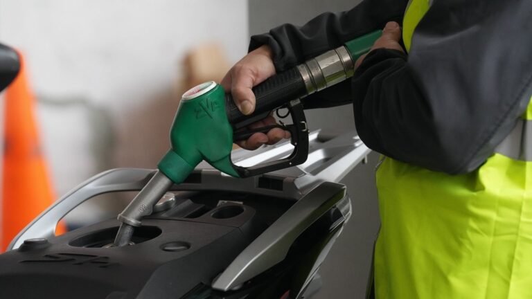 Surtidor de gasolina con precios visibles en euros por litro