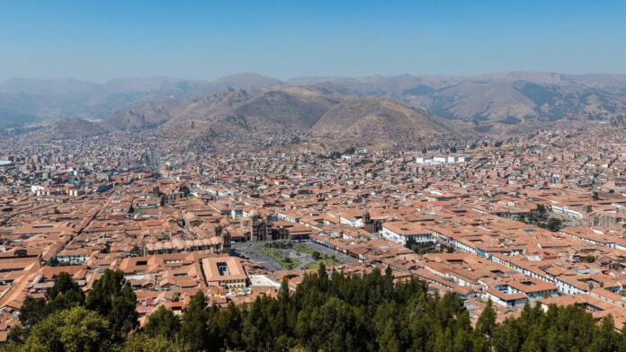 Vista panorámica de la ciudad de Cuzco con cielo despejado
