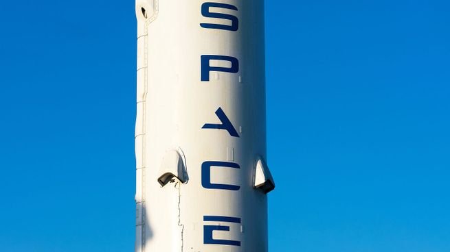 Logo de SpaceX y gráfico de acciones en alza