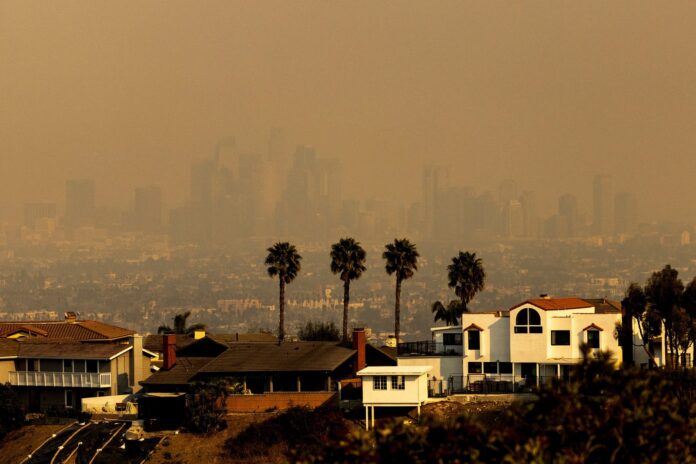 Vista de calles con basura en San Bernardino, California