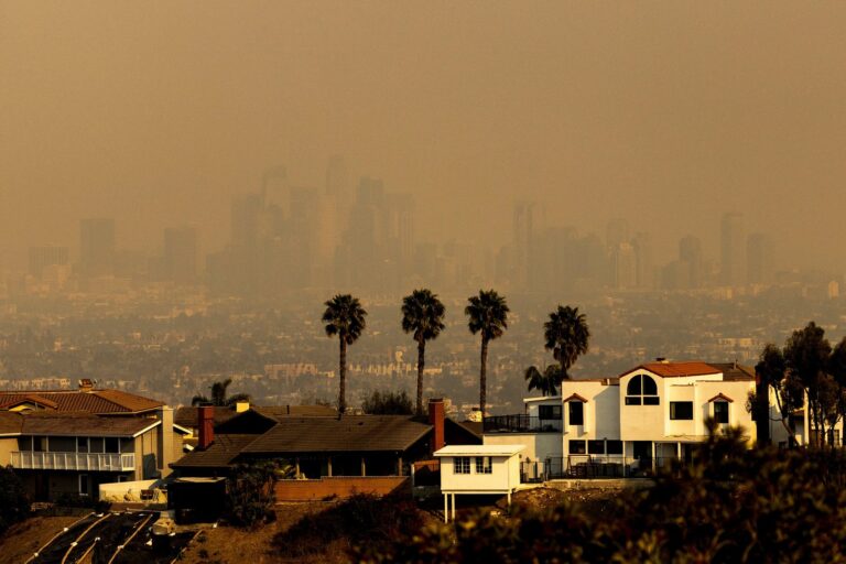 Vista de calles con basura en San Bernardino, California
