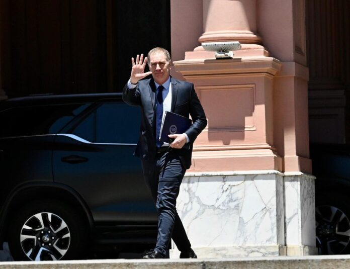Diego Santilli en una reunión oficial