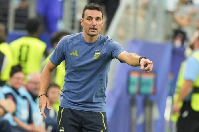 scaloni-destaco-a-messi-valoro-el-esfuerzo-del-equipo-y-evalua-cambios-ante-jordania Lionel Scaloni durante la conferencia de prensa tras el partido Argentina vs Austria en el Dallas Stadium