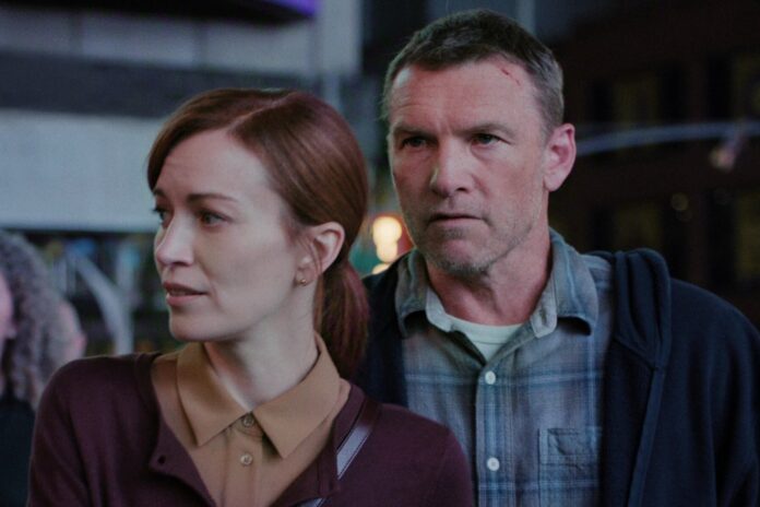 Sam Worthington y Britt Lower en la serie Te encontraré de Netflix