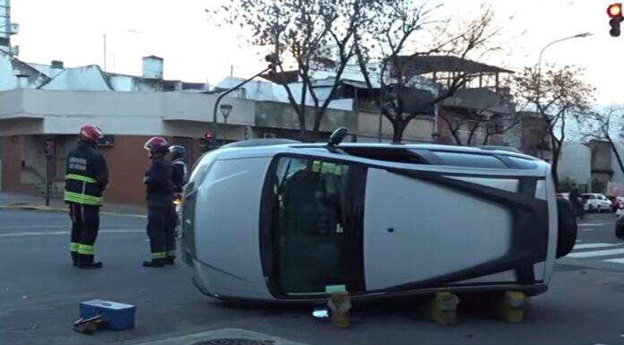 seis-heridos-tras-una-seguidilla-de-choques-con-vuelcos-en-la-ciudad-de-buenos-aires-1 Vehículo volcado en intersección de avenida Jujuy y Cátulo Castillo, Parque Patricios