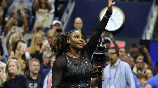 Serena Williams con raqueta en cancha de tenis