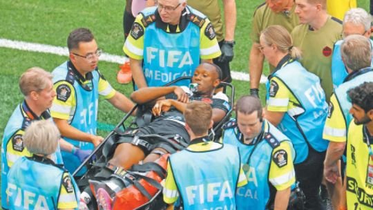 Ismaël Koné siendo retirado en camilla con un silbato verde en la boca
