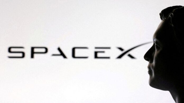 Logotipo de SpaceX sobre fondo oscuro