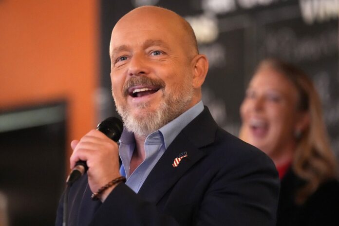 Steve Hilton en un evento de campaña en California
