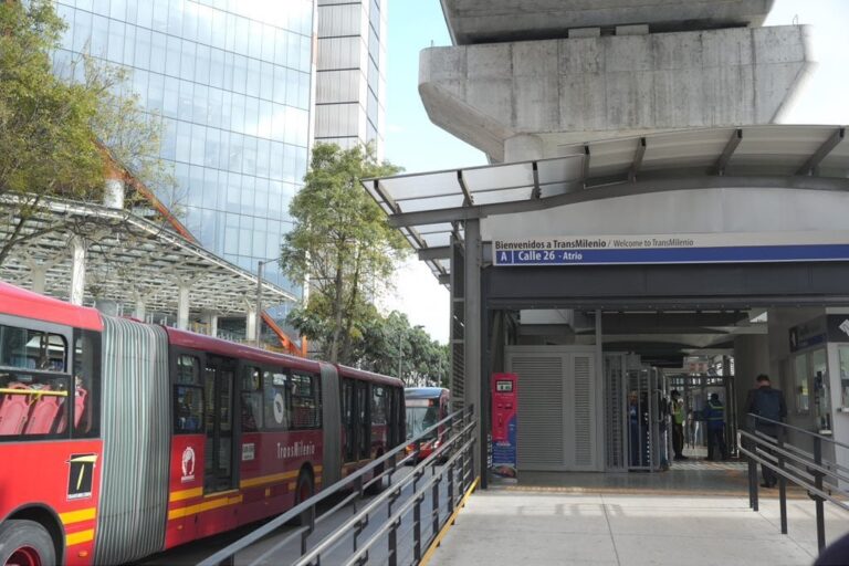 Estación Calle 26 Atrio de TransMilenio en Bogotá