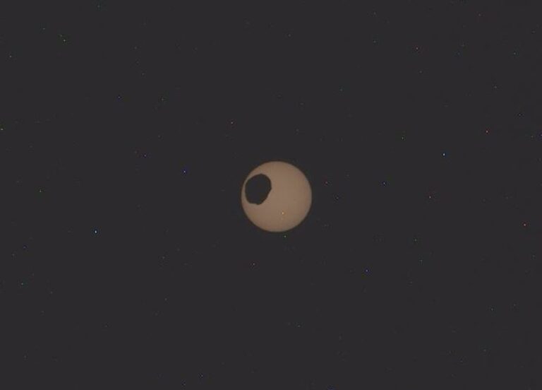 Imagen de la luna marciana Fobos con el cráter Stickney visible