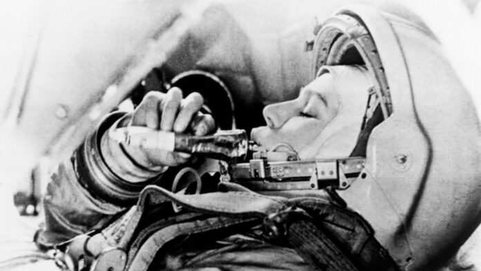 Valentina Tereshkova en traje espacial durante la misión Vostok 6