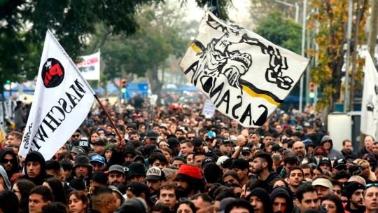 Multitud en el velatorio del Indio Solari en el Polideportivo Gatica de Villa Domínico