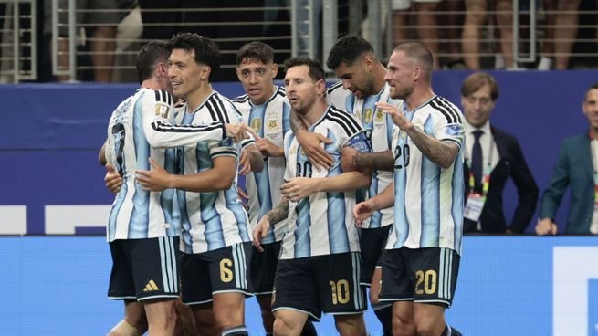 Hinchas argentinos en el estadio con banderas