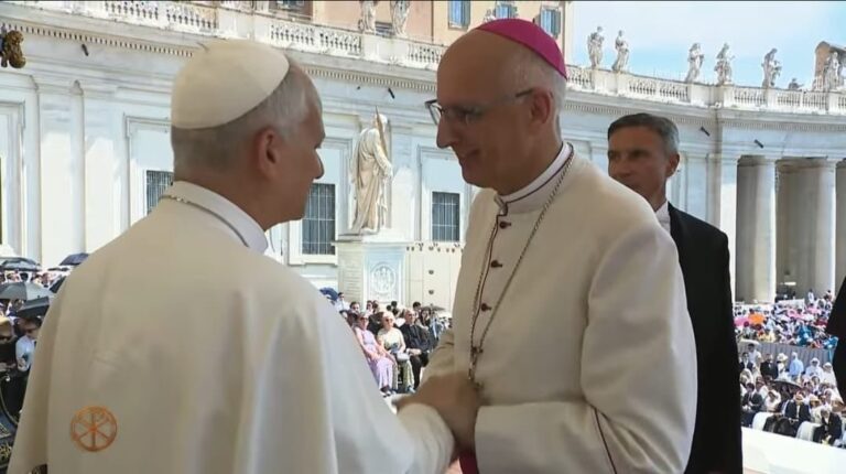 Papa León XIV saludando a fieles durante audiencia general en el Vaticano