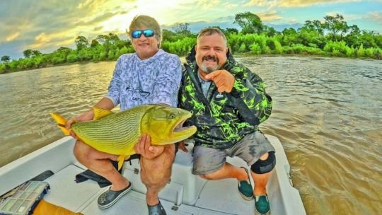 Pesca deportiva en río argentino durante vacaciones de invierno