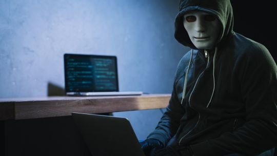 Persona usando un teléfono celular con alerta de seguridad digital