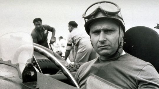 Juan Manuel Fangio al volante de un auto de Fórmula 1