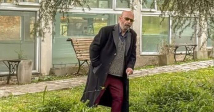 Fotografía inédita del Indio Solari caminando por el parque de su casa en Parque Leloir