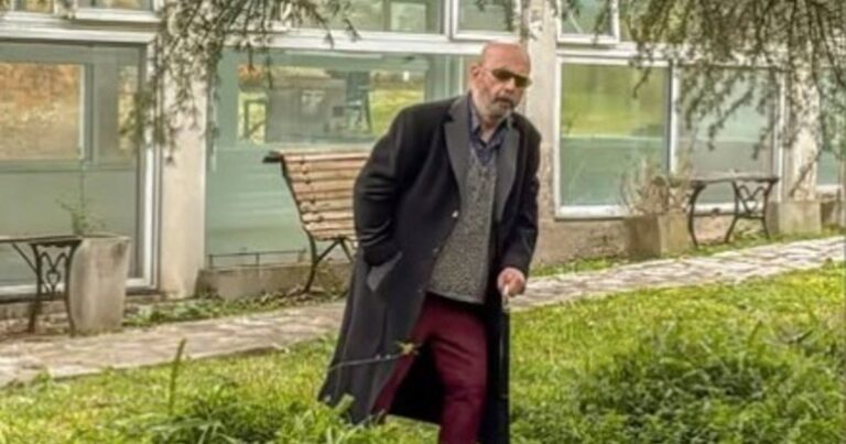 Fotografía inédita del Indio Solari caminando por el parque de su casa en Parque Leloir