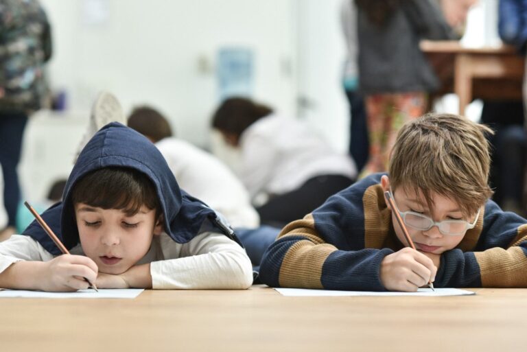 Niños en un museo interactivo de Buenos Aires durante vacaciones de invierno