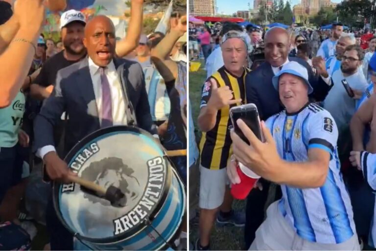 Alcalde de Kansas City tocando un bombo con la cara de Diego Maradona durante banderazo argentino