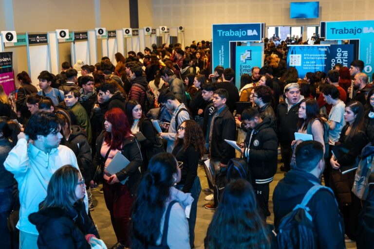 Personas en la Expo Empleo Barrial en Almagro recorriendo stands de empresas