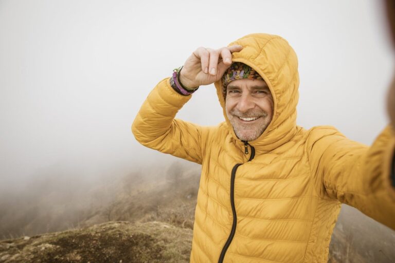 Hombre mayor de 50 años realizando actividad física al aire libre